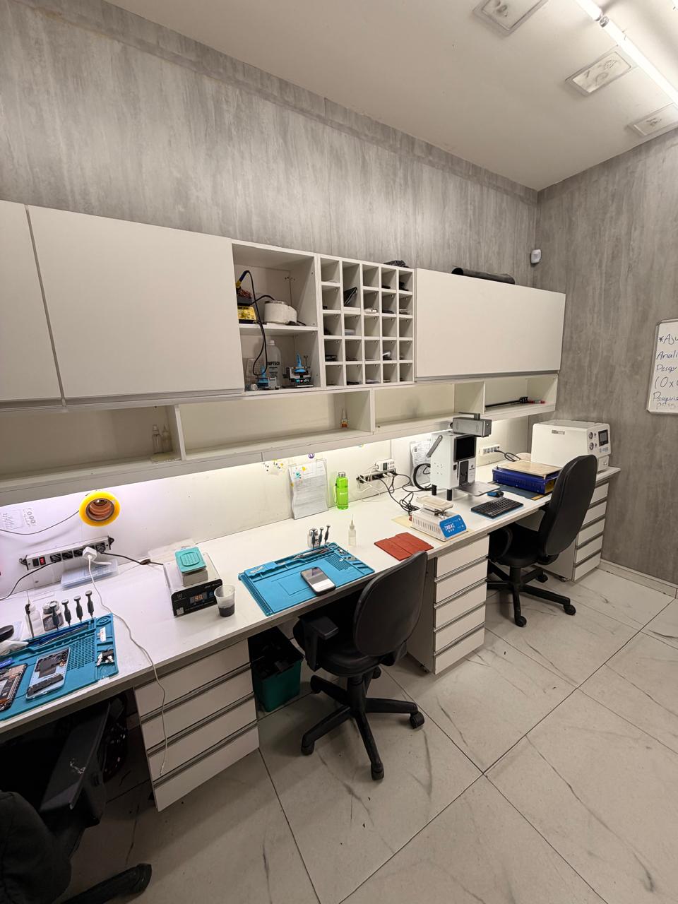 Interior moderno da loja Inova Celulares com atendimento ao cliente