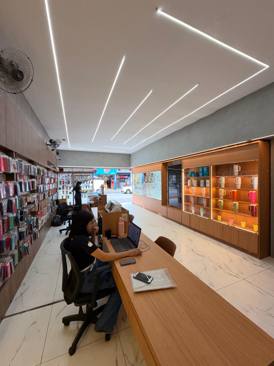 Laboratório de reparos da Inova Celulares com bancada profissional equipada